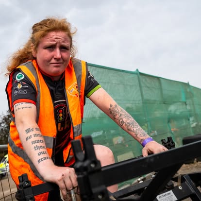 Zoe, chief mechanic of Trafficlight Racing, at the circuit